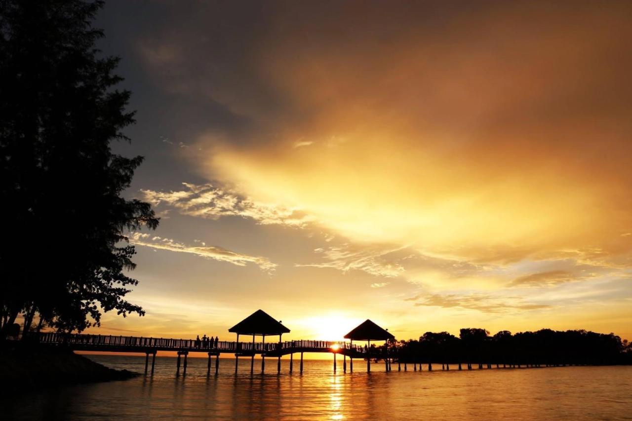 Smilez Homestay H102 & A306 At Pd Perdana Kondo Resort Port Dickson Exteriör bild